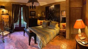 een slaapkamer met een bed, een tafel en een lamp bij Toute Une Histoire in Veneux-les-Sablons