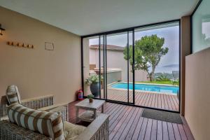 Bazén v ubytování Belle Vue Ridge BnB, nebo v jeho okolí