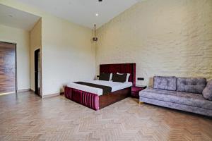 מיטה או מיטות בחדר ב-Super OYO Flagship Govind dham Hotel and Resort