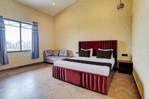 מיטה או מיטות בחדר ב-Super OYO Flagship Govind dham Hotel and Resort
