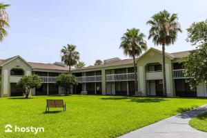 an exterior view of a building with palm trees at Amazing hotel room near Disney for 4 people in Kissimmee