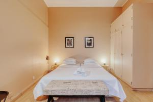ein Schlafzimmer mit einem großen Bett mit weißer Bettwäsche in der Unterkunft ASPA - Alegria Studios in Funchal
