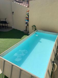 einen Pool mitten im Hinterhof in der Unterkunft Casa Aurora in Sanchidrián
