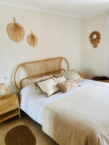 1 dormitorio con 1 cama blanca grande con almohadas en La Gavina Loft Xàbia & ARCADE, en Jávea