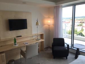 Televízia a/alebo spoločenská miestnosť v ubytovaní Hotel Erwin Junker