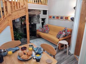 uma sala de estar com um sofá e uma mesa em The Old Bakery em Berwick-Upon-Tweed