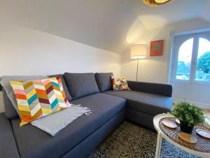 un soggiorno con un divano blu e una finestra di Le Thabor - T3 proche Centre Rennes a Rennes