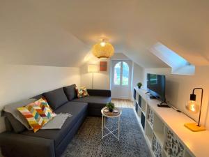 un soggiorno con un divano e una TV di Le Thabor - T3 proche Centre Rennes a Rennes