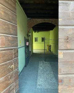 un corridoio vuoto di un edificio con parete gialla di Piccinardihouse - appartamento Crema centro storico a Crema