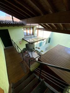 una vista aérea de un balcón de una casa con escaleras en Piccinardihouse - appartamento Crema centro storico en Crema