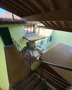 een uitzicht op een huis met een trap en een balkon bij Piccinardihouse - appartamento Crema centro storico in Crema