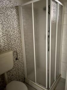 een douchecabine in een badkamer met een toilet bij Piccinardihouse - appartamento Crema centro storico in Crema
