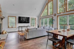 ein Wohnzimmer mit einem Sofa und einem Tisch in der Unterkunft Evergreen Escape - Jim Thorpe Multi Ski Resort in Albrightsville