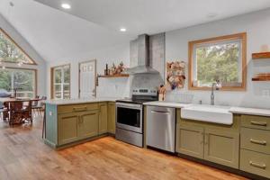 eine große Küche mit Spüle und Herd in der Unterkunft Evergreen Escape - Jim Thorpe Multi Ski Resort in Albrightsville
