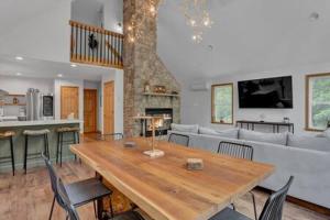 ein Wohnzimmer mit einem Holztisch und einer Couch in der Unterkunft Evergreen Escape - Jim Thorpe Multi Ski Resort in Albrightsville + 72 Fotos