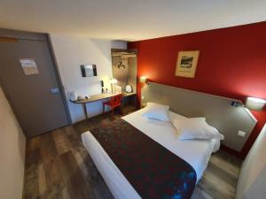 1 dormitorio con 1 cama grande y pared roja en Doubs Hotel - Besançon Ecole Valentin, en Besançon