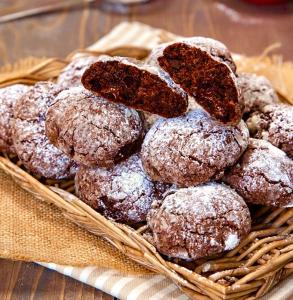 a basket of donuts with powdered sugar on top at Dimora del Casale in Brindisi