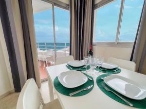 mesa de comedor blanca con vistas al océano en Club Maritimo at Ronda III, en Fuengirola