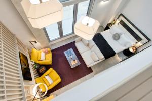 einen Blick über ein Wohnzimmer mit gelben Möbeln in der Unterkunft Calm Apartments in Barcelona