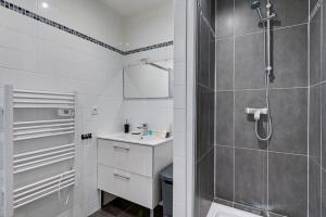 パリにある236 Home Rome Conceptの白いバスルーム(シャワー、シンク付)