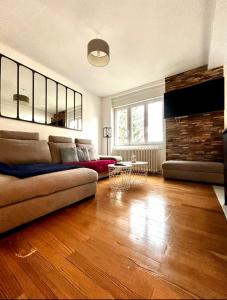 sala de estar con sofá y chimenea en * Hammam * Superbe Appartement * Neudorf, en Estrasburgo