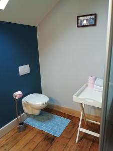 a bathroom with a toilet and a sink at Thunder Roadhouse in La Mothe-Saint-Héray