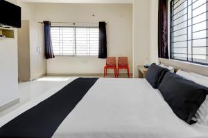 1 dormitorio con 1 cama grande y escritorio en OYO Power Spirits Boarding and Lodging, en Bangalore