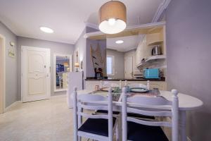 a kitchen with a table and chairs in a room at Sailor Rest en Costa Sol in Costa Del Silencio