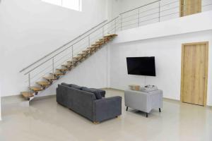 TV a/nebo společenská místnost v ubytování Espectacular casa en oferta con piscina privada y vista al mar