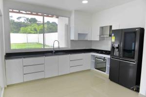 Kuchyň nebo kuchyňský kout v ubytování Espectacular casa en oferta con piscina privada y vista al mar