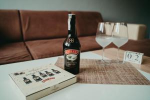 una bottiglia di vino e una scatola su un tavolo con bicchieri di Tyulev apartment 2 a Varna