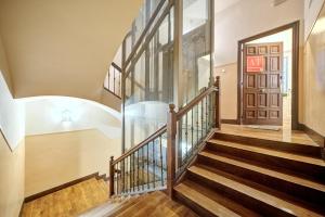 een trap in een huis met een glazen wand bij Apartamento Boutique centro Zapateria 45 in Pamplona