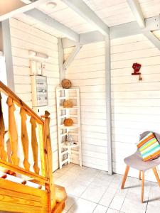 um quarto com uma escada e uma cadeira em 971C - "Ti Calebasse" an atypical cottage em Terre-de-Bas