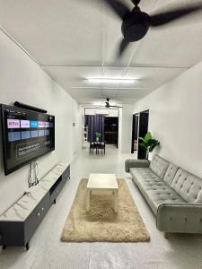sala de estar con sofá y TV en Homestay Syahezzie fully aircond Netflix With Jacuzi en Ampang