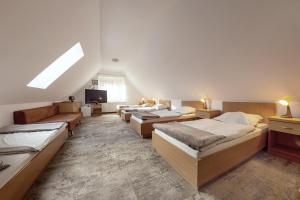 Una habitación con un montón de camas. en Pod Brzozą, en Bydlino