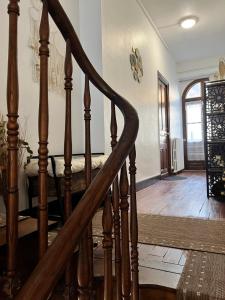 spiralne schody w pokoju ze schodami w obiekcie Villa Julia w mieście Capvern