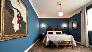 una camera da letto con un letto e un dipinto sul muro di Villa Danilla a Salzano