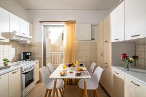 kuchnia ze stołem z jedzeniem w obiekcie Central double bedroom apartment w Heraklionie