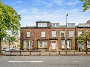 ein großes Backsteingebäude in einer Stadtstraße in der Unterkunft 1 Bed in Carlisle 92872 in Carlisle