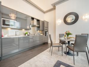 - une cuisine et une salle à manger avec une table et des chaises dans l'établissement 2 Bed in Carlisle 92871, à Carlisle