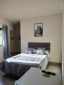 1 dormitorio con 1 cama grande en una habitación en Morada Stucchi, en Balneário Camboriú