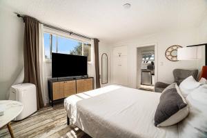 Televisyen dan/atau pusat hiburan di Cozy Studio with Outdoor Oasis