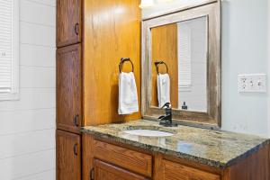 een badkamer met een wastafel en een spiegel bij Cozy Blue Lake House in Williamstown