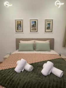 um quarto com uma cama com duas toalhas brancas em Apartment Begonia em Sarajevo