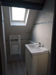 La salle de bains est pourvue d'un lavabo et d'une fenêtre. dans l'établissement Chambres d'hôtes Era Honteta, à Artigues