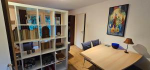a room with a table and a book shelf with books at Dennenhuis in Vaassen