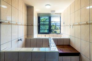 Un baño grande con bañera y ventana. en Peachland, en Puli