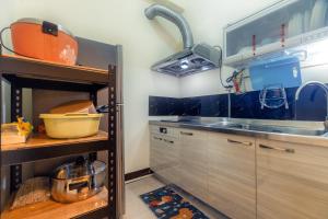 Una cocina o zona de cocina en Peachland