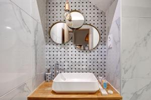 Bathroom sa 224 Suite Samaritain - Superb apartment in Paris