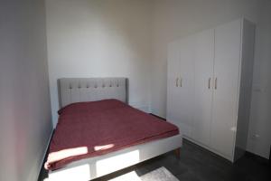 瓦茨的住宿－Luxos Villa，白色卧室配有一张床和白色橱柜